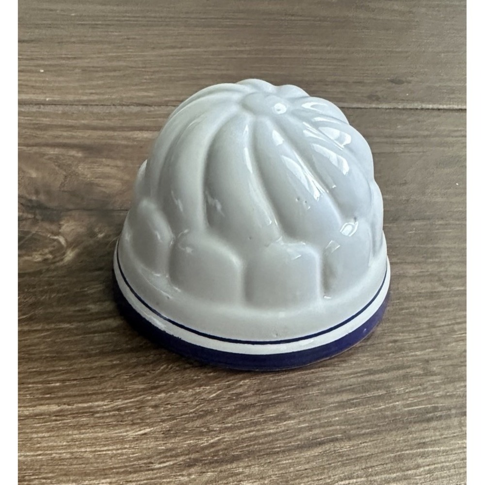Bassano Ceramic Decorative Mold Blue‎ White, Hand Painted, Small 3.5"W X 2.5"H
